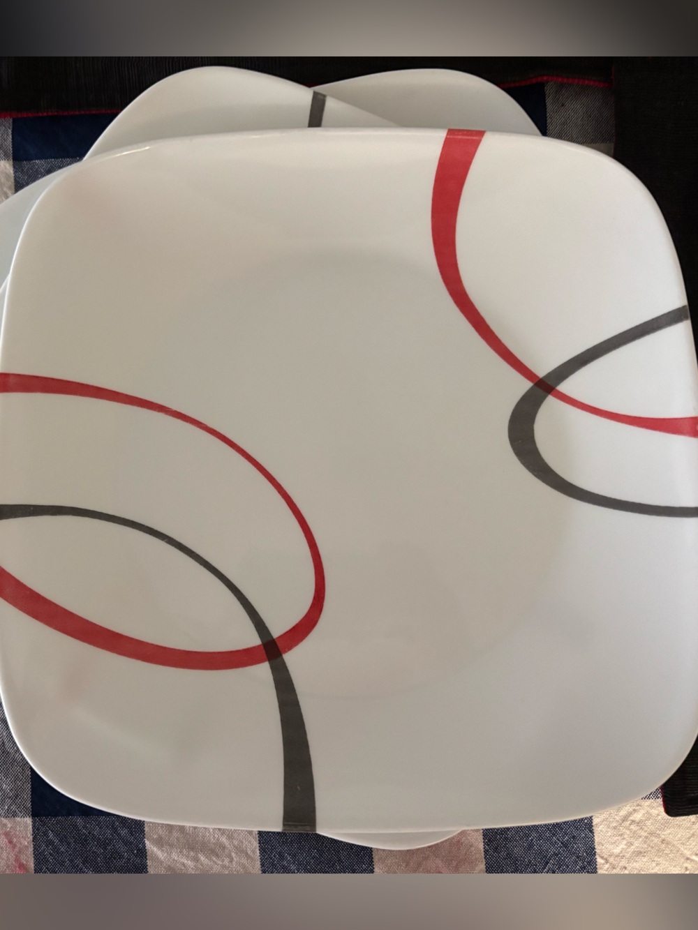 Corelle 3-pc dinner plate set.